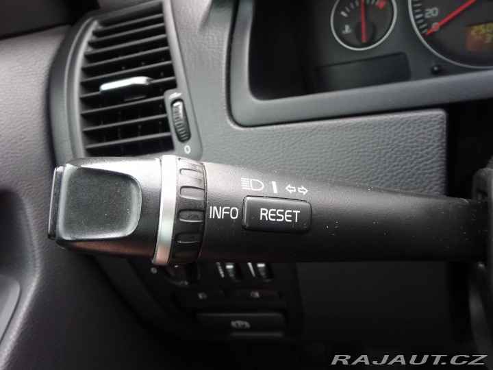 Volvo XC90 D5 136kW AWD KŮŽE AUTOMAT 1800