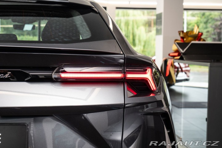 Lamborghini Urus  1800