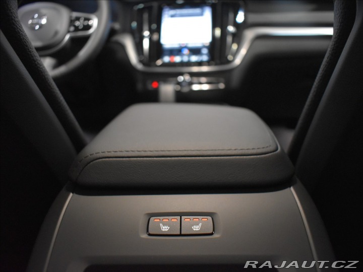 Volvo V60 2,0 B4 Plus Dark FWD 2025