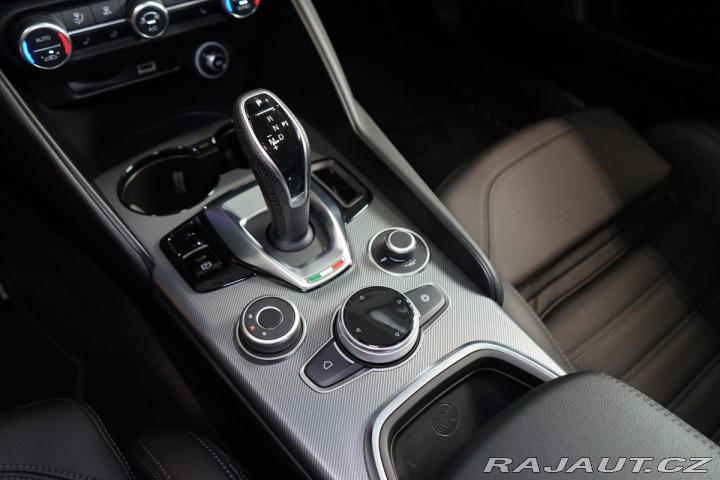 Alfa Romeo Giulia VELOCE*PANO*H/K*KAMERA*ZÁ 2024