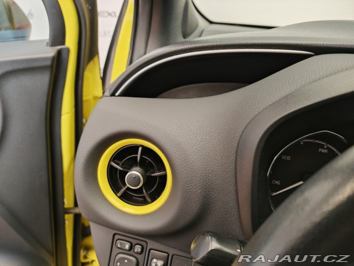 Toyota Yaris 1.5 74kw Hybrid YELLOW SP 2017
