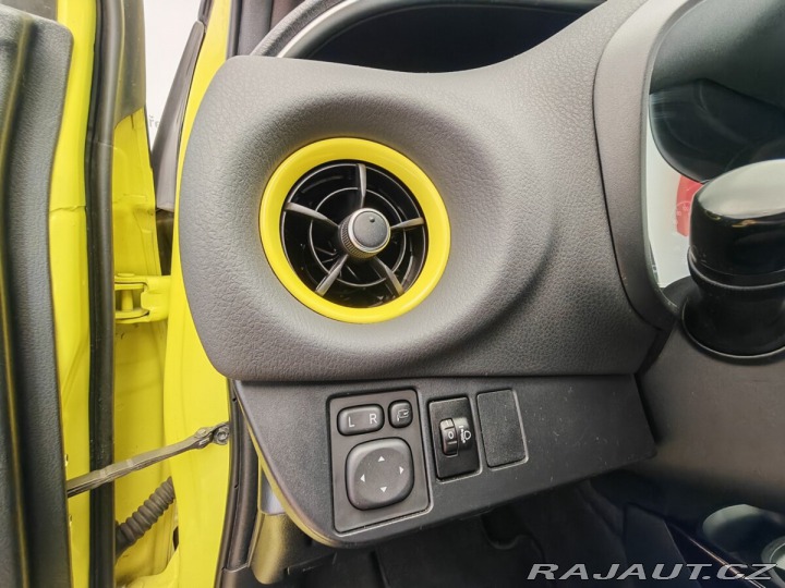 Toyota Yaris 1.5 74kw Hybrid YELLOW SP 2017