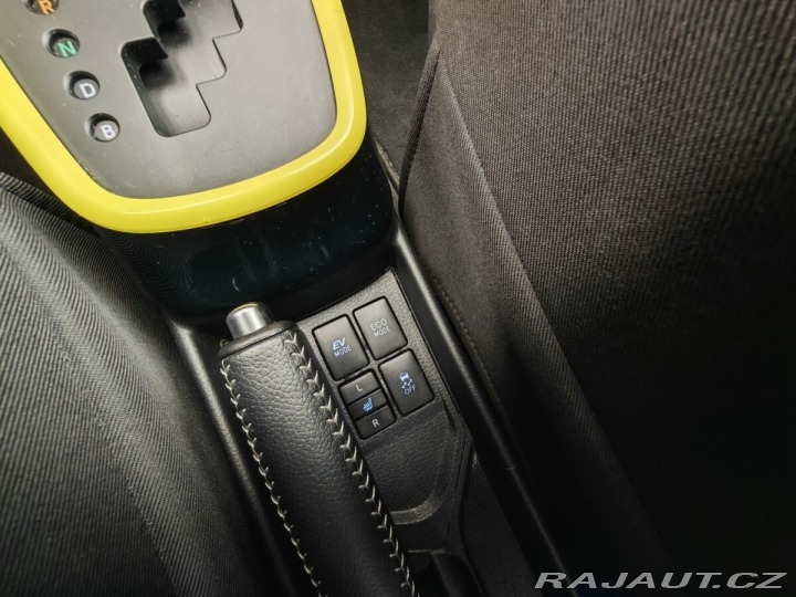 Toyota Yaris 1.5 74kw Hybrid YELLOW SP 2017