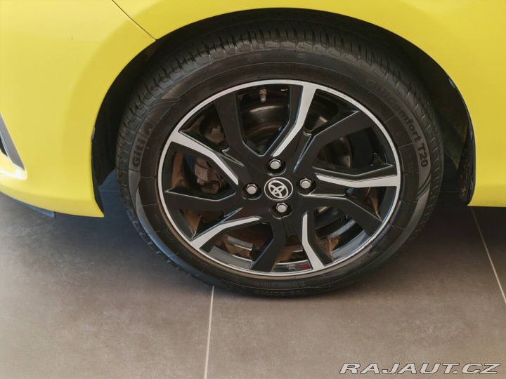 Toyota Yaris 1.5 74kw Hybrid YELLOW SP 2017