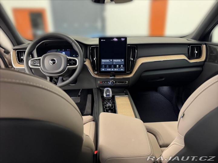 Volvo XC60 2,0 B5 AWD Plus Dark 4524 2025