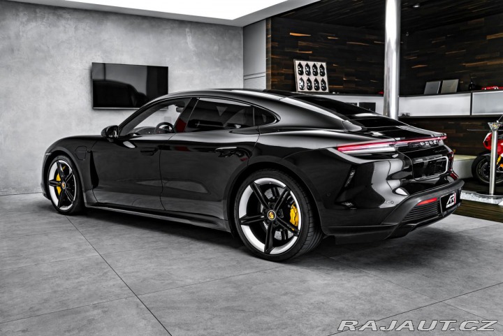 Porsche Taycan Turbo S Keramiky Pano PDL 2021