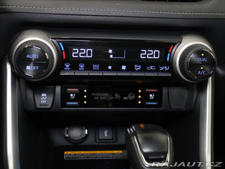 Toyota RAV4 2,5 Hybrid Executive ČR 2022