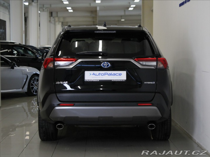 Toyota RAV4 2,5 Hybrid Executive ČR 2022