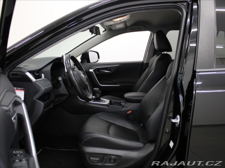 Toyota RAV4 2,5 Hybrid Executive ČR 2022