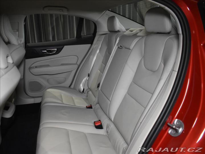 Volvo S60 2,0 B4 FWD Plus Dark Bezk 2022