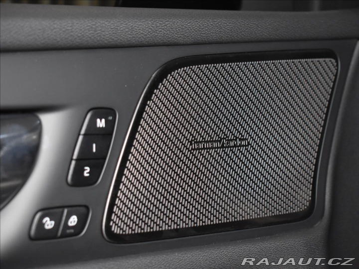 Volvo V60 2,0 B4 Plus Dark 2025
