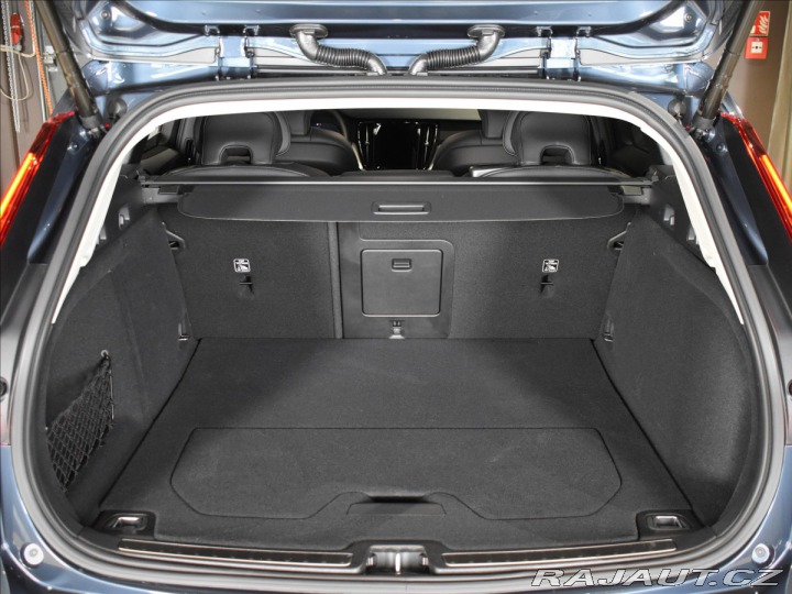 Volvo V60 2,0 B4 Plus Dark 2025