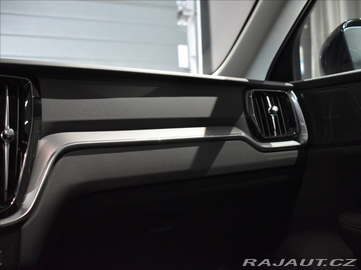 Volvo V60 2,0 B4 Plus Dark 2025