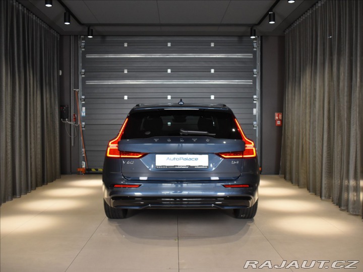 Volvo V60 2,0 B4 Plus Dark 2025