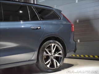 Volvo V60 2,0 B4  Plus Dark 2025