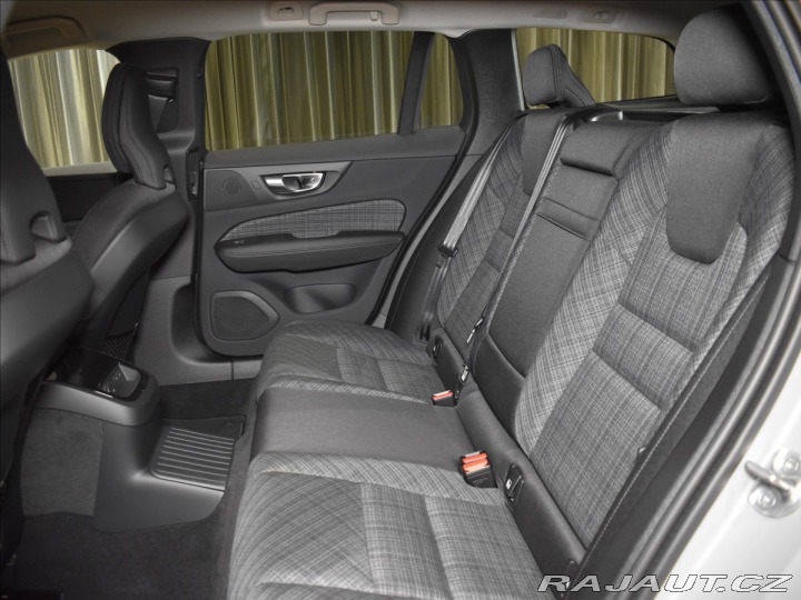 Volvo V60 2,0 T6 Core 2025