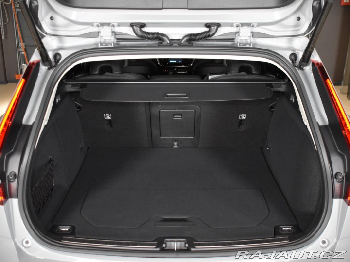 Volvo V60 2,0 T6 Core 2025