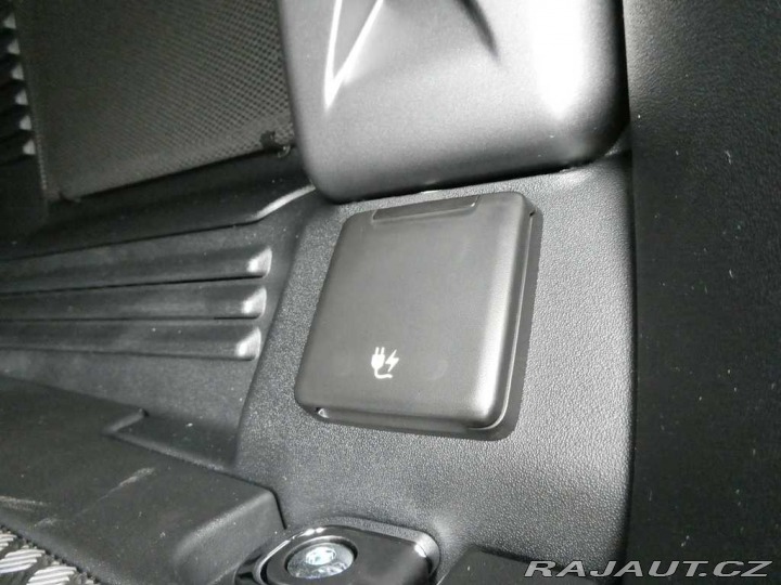 Land Rover Defender 110 3,0 X-Dynamic SE D250 2026