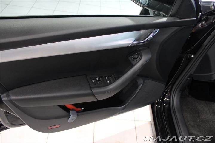 Škoda Octavia 1.6 TDi DSG Navi / Pano / 2019