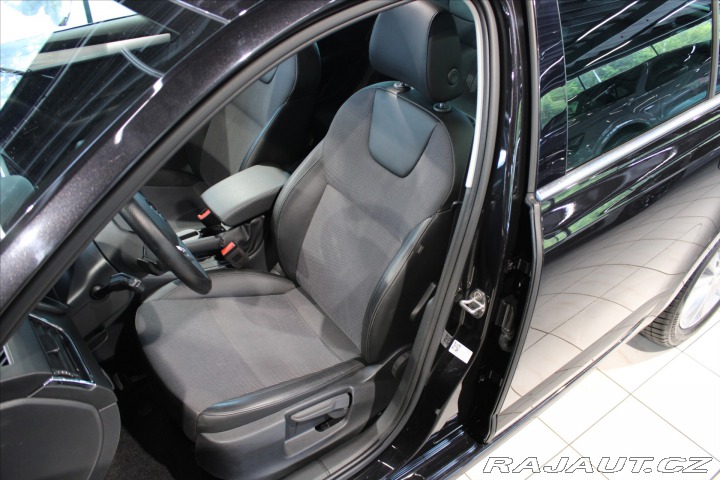 Škoda Octavia 1.6 TDi DSG Navi / Pano / 2019