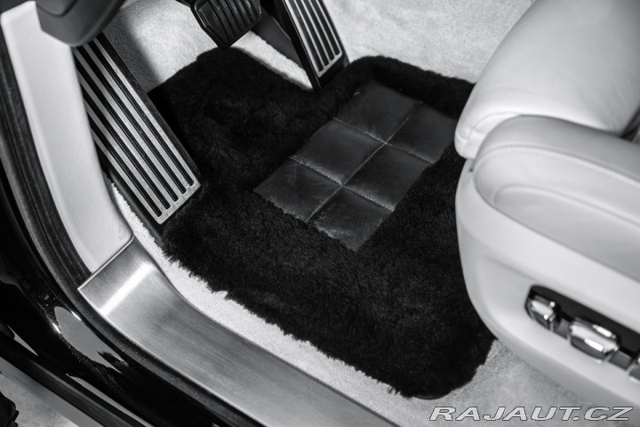 Rolls Royce Cullinan  1800