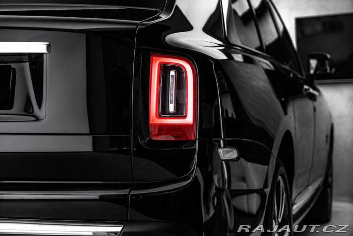 Rolls Royce Cullinan  1800