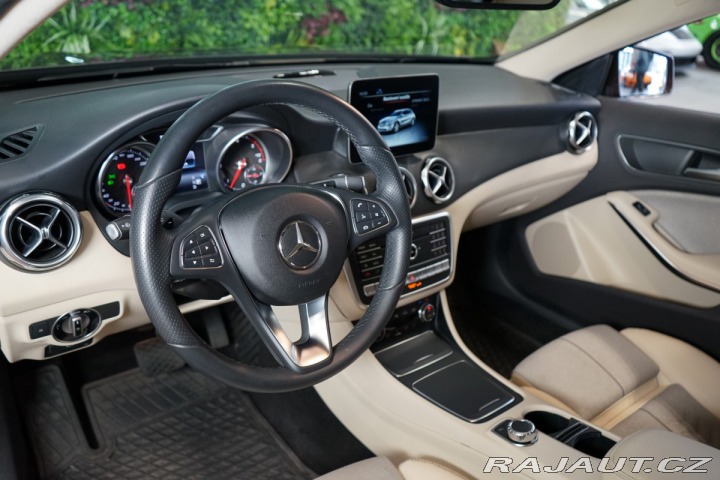 Mercedes-Benz GLA 200d*4M*CAMERA*DISTRONIC 2018