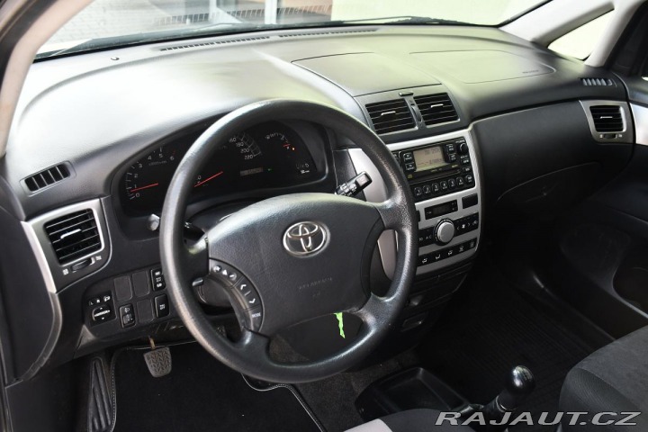 Toyota Avensis Verso 2.0D-4D 2xKOLA A/C 2005