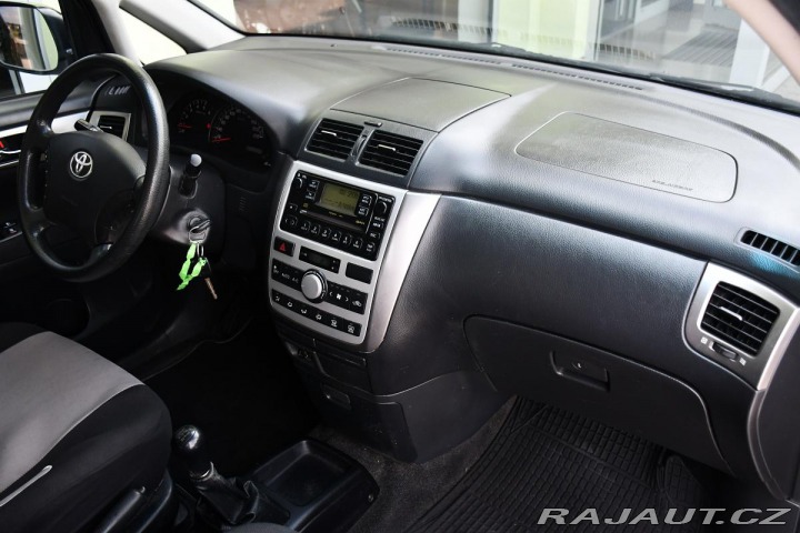 Toyota Avensis Verso 2.0D-4D 2xKOLA A/C 2005