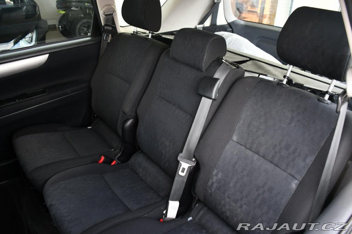 Toyota Avensis Verso 2.0D-4D 2xKOLA A/C 2005