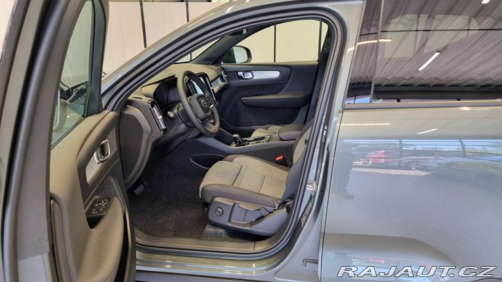 Volvo XC40 B3 2.0L 163 HP AT7 FWD CO 2025
