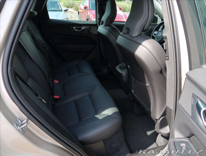 Volvo XC60 2,0 B5 AWD AUT Plus Dark 2024
