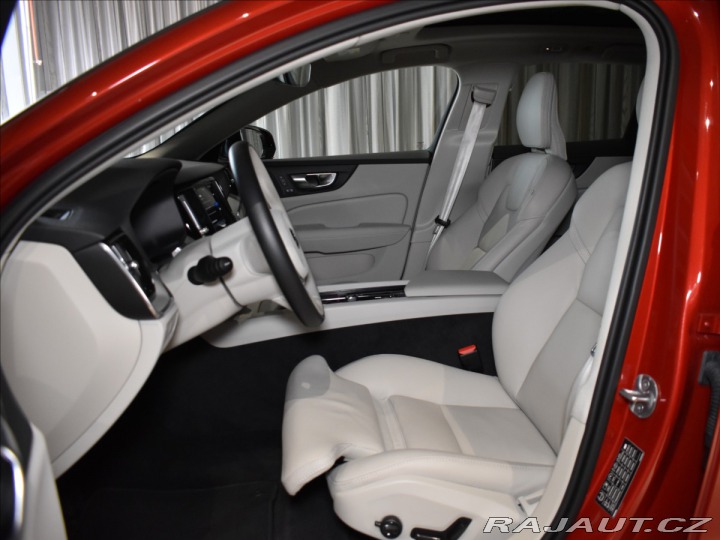Volvo V60 2,0 B4 PLUS Panorama,BLIS 2024