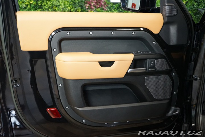 Land Rover Defender 90*V8*P525*HUD*TAŽNÉ*PANO 2022
