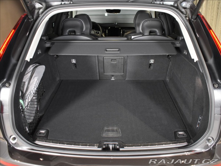 Volvo XC60 2,0 B5 R vzduch,B&W,h 2022