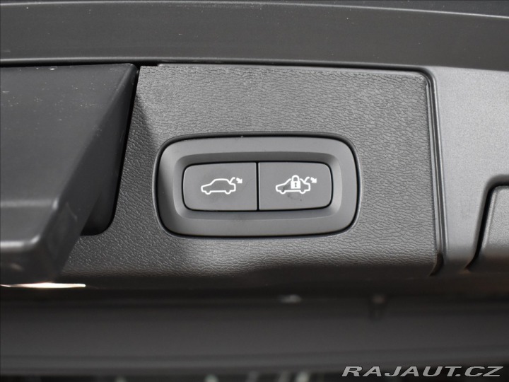 Volvo XC60 2,0 B5 R vzduch,B&W,h 2022