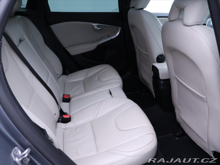 Volvo V40 2,0 D2 88kW Summum Navi K 2015