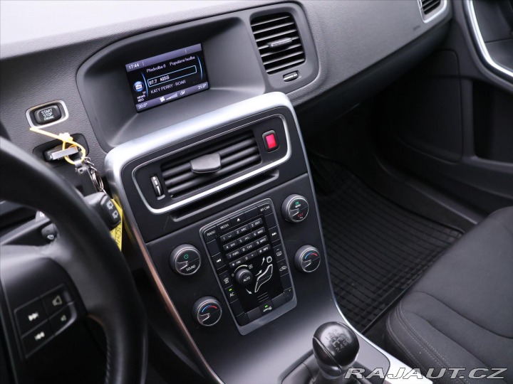Volvo V60 2,0 D3 120kW klima CZ 2011