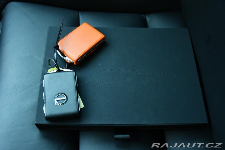 Volvo XC90 T8 ULTRADARK REZERVACE 2023