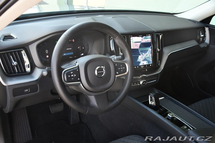 Volvo XC60 B4 D CORE AWD AT 1M ČR 2023