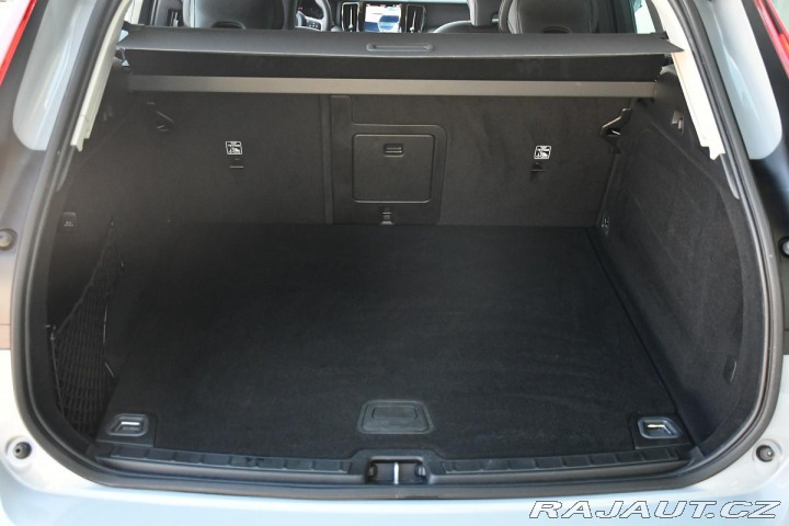 Volvo XC60 B4 D CORE AWD AT 1M ČR 2023
