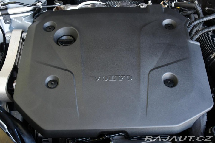 Volvo XC60 B4 D CORE AWD AT 1M ČR 2023