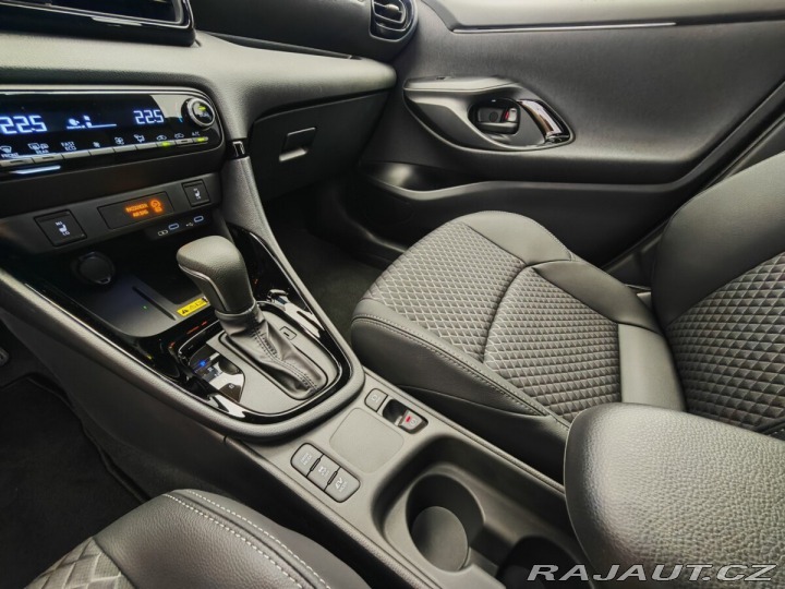 Toyota Yaris 1.5 TNGA HEV Executive VI 2025