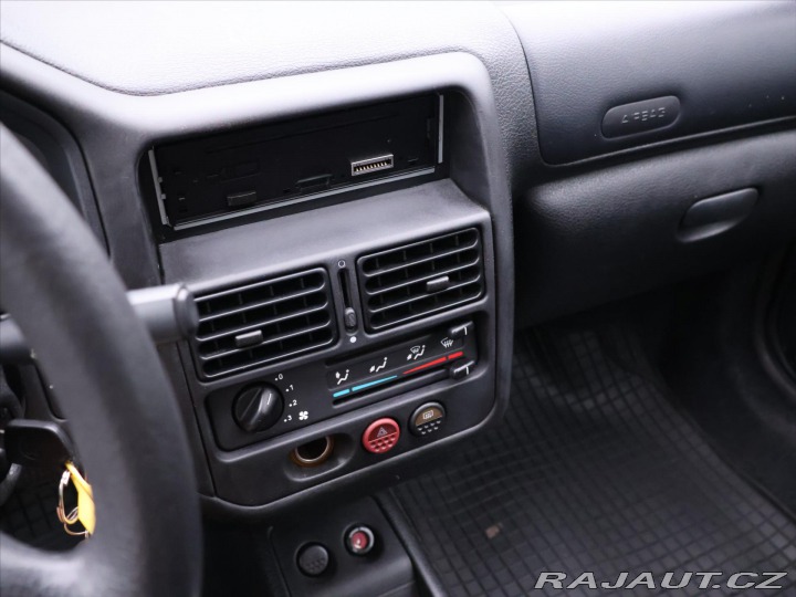 Peugeot 106 1,1 i 44kW STK 07/2026 2001
