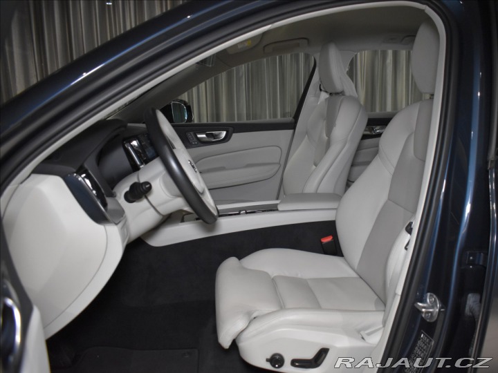 Volvo XC60 2,0 AWD PLUS BLIS,Bezklíč 2024