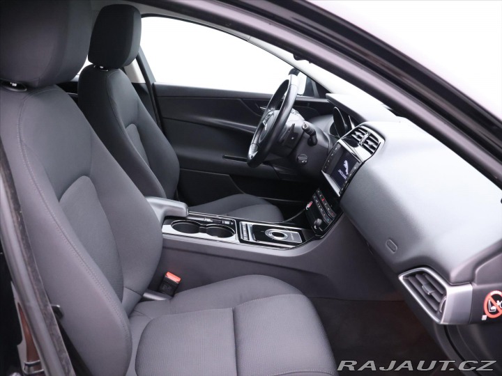Jaguar XE 2,0 D 120kW Automat Navi. 2015