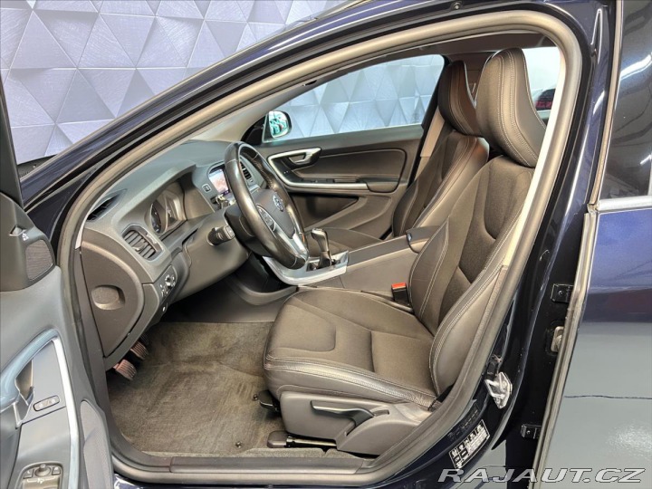 Volvo V60 2,0 D3 MOMENTUM, NAVIGACE 2017