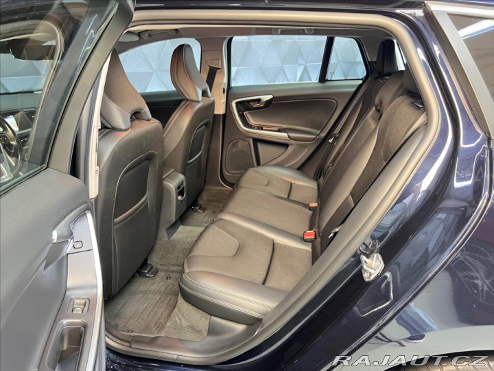 Volvo V60 2,0 D3 MOMENTUM, NAVIGACE 2017