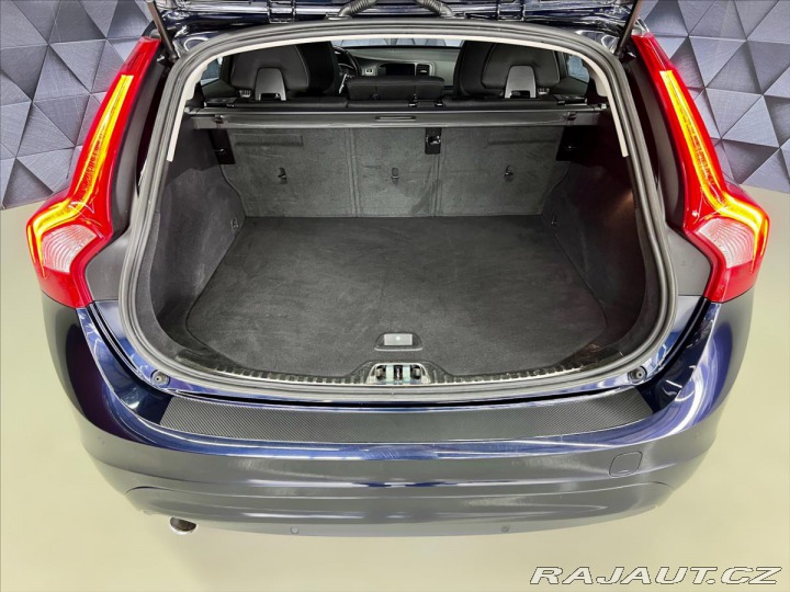 Volvo V60 2,0 D3 MOMENTUM, NAVIGACE 2017