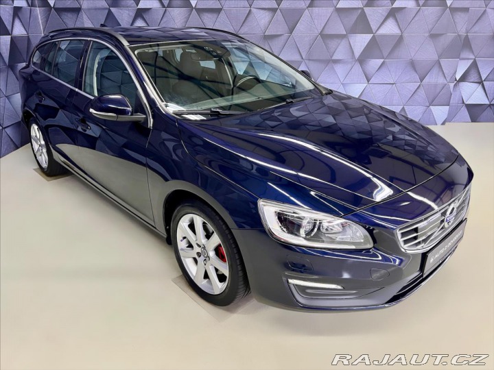 Volvo V60 2,0 D3 MOMENTUM, NAVIGACE 2017